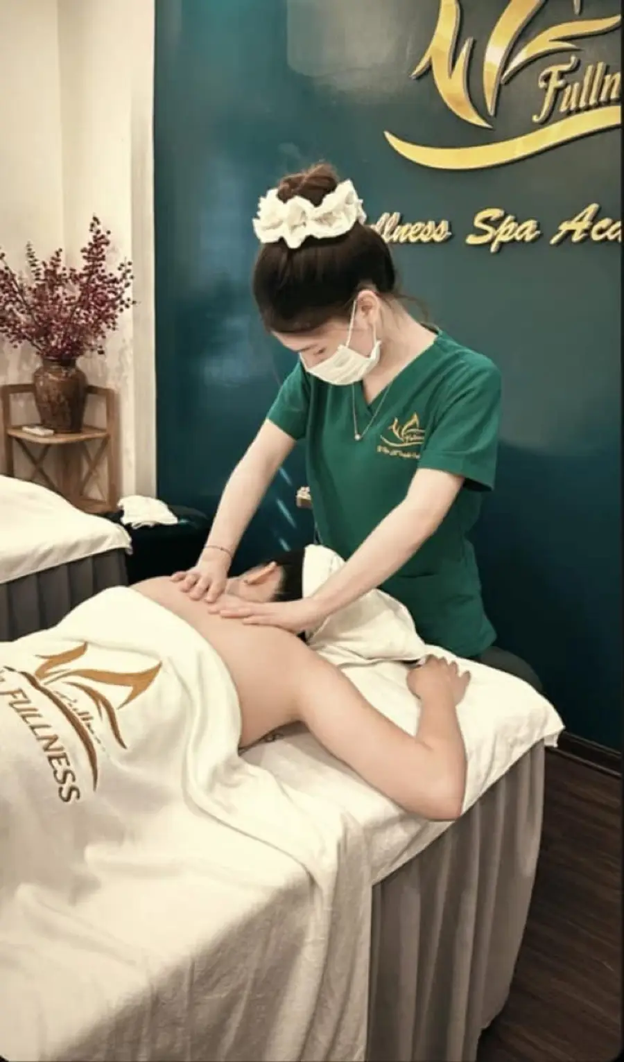 Massage lưng tại Fullness