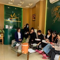 Khi bị nổi mề đay do dùng mỹ phẩm trị nám, bạn nên: