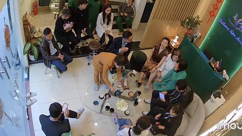 Da dễ bị nổi mụn do dùng mỹ phẩm trị nám sai cách