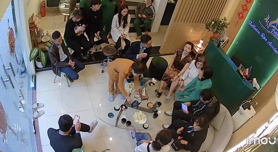 Da dễ bị nổi mụn do dùng mỹ phẩm trị nám sai cách