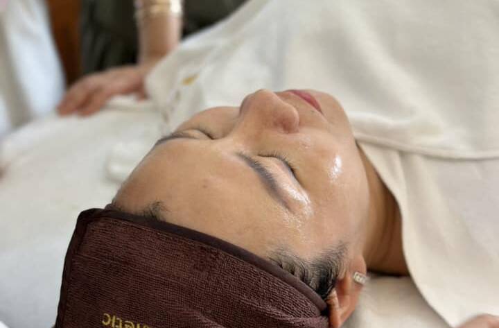 Vì sao bạn không nên tự nặn mụn tại nhà