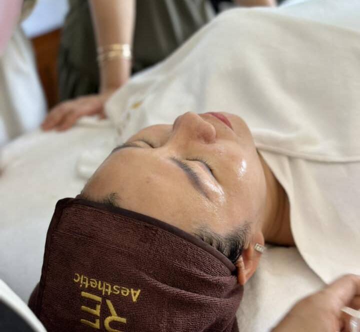 Vì sao bạn không nên tự nặn mụn tại nhà