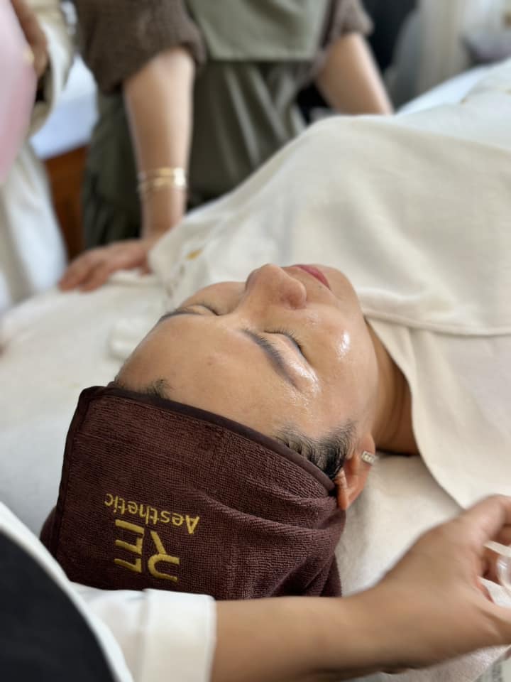Vì sao bạn không nên tự nặn mụn tại nhà