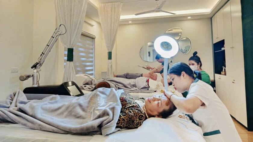 bạn chăm da mà đi một mình thì sao