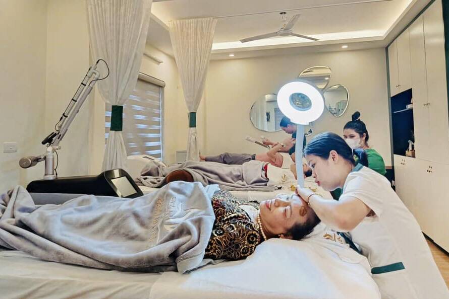 bạn chăm da mà đi một mình thì sao