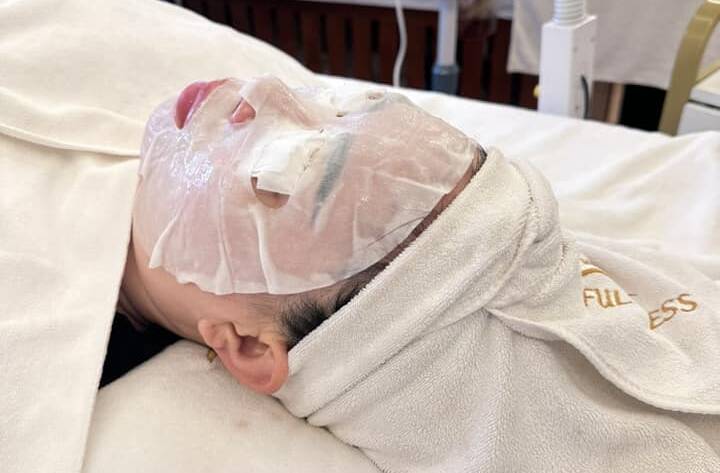 bôi kem dưỡng da giúp cấp ẩm