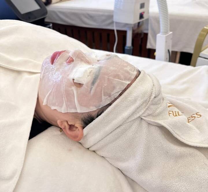 bôi kem dưỡng da giúp cấp ẩm