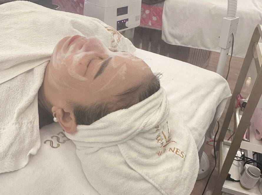 Thực hành các bước tẩy trang cho người không trang điểm sao cho đúng