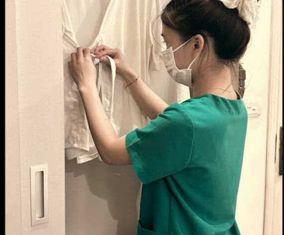 Học kỹ thuật lau khăn ấm sau chăm sóc da mặt tại Spa