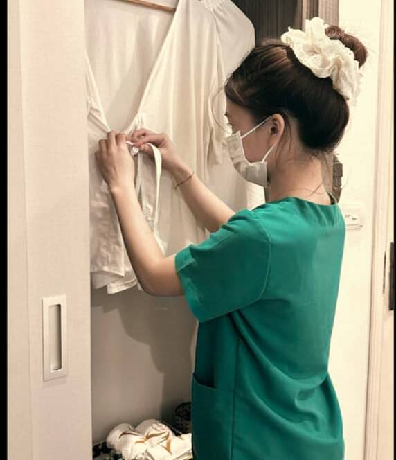 Học kỹ thuật lau khăn ấm sau chăm sóc da mặt tại Spa