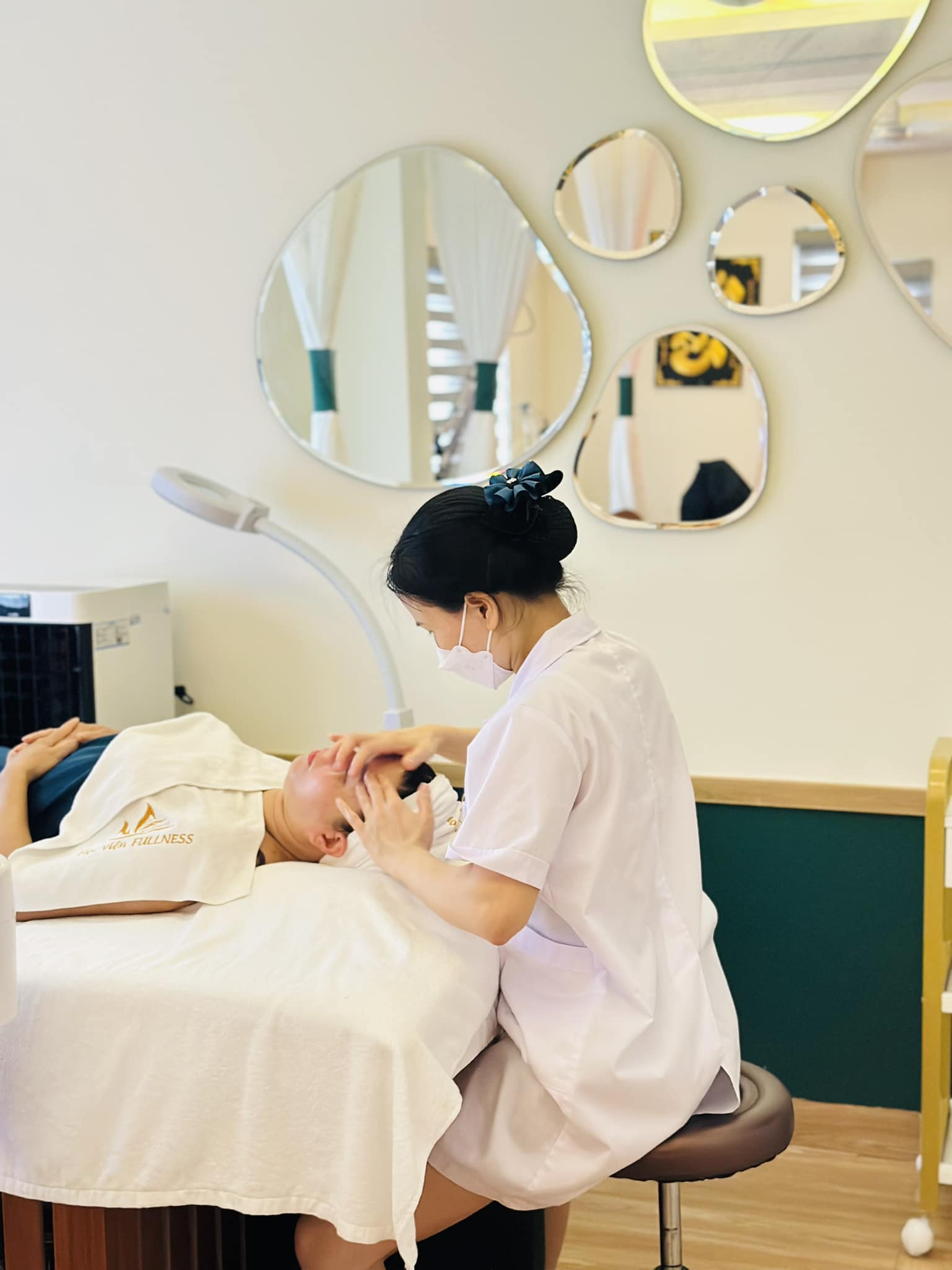 Chăm sóc da chuẩn y khoa và thư giãn với 11 bước
