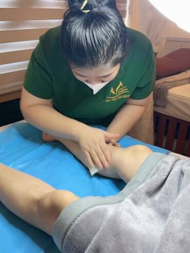 Massage chân và vùng đầu